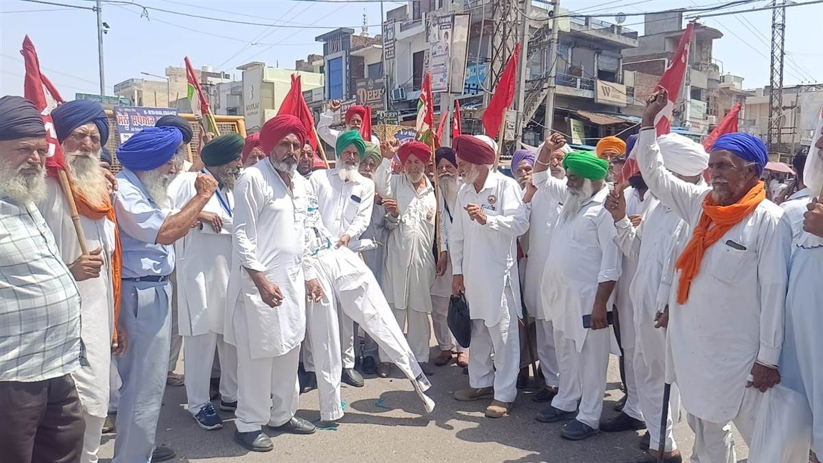 ਕਿਸਾਨ ਜਥੇਬੰਦੀਆਂ ਨੇ ਭਿੱਖੀਵਿੰਡ ਚੌਕ ’ਚ ਭਾਜਪਾ ਸਰਕਾਰ ਤੇ ਗਵਰਨਰ ਦੇ ਪੁਤਲੇ ਫੂਕੇ