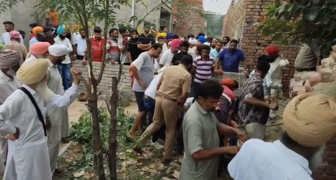 ਮਾਨਸਾ ਜ਼ਿਲ੍ਹੇ ਦੇ ਪਿੰਡ ਜੋਗਾ ਦੇ ਪੁਰਾਣੇ ਖੂਹ 'ਚ ਡਿੱਗੀ ਲੜਕੀ, ਰੈਸਕਿਊ ਟੀਮ ਵੱਲੋਂ ਬਾਹਰ ਕੱਢਣ ਦੇ ਯਤਨ ਜਾਰੀ