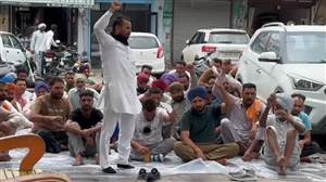 ਘੋੜੇਨਾਬ ਦੇ ਲੋਕਾਂ ਨੇ ਮੰਤਰੀ ਗੋਇਲ ਦੇ ਦਫਤਰ ਬਾਹਰ ਕੀਤਾ ਪ੍ਰਦਰਸ਼ਨ