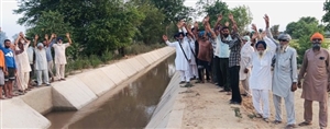 MP ਮੀਤ ਹੇਅਰ ਦੇ ਜੱਦੀ ਪਿੰਡ 'ਚ ਸਰਕਾਰ ਖਿਲਾਫ ਮੋਰਚਾ! ਪਾਣੀ ਨਾ ਮਿਲਣ 'ਤੇ ਭੜਕੇ ਕਿਸਾਨਾਂ ਨੇ ਨਹਿਰੀ ਵਿਭਾਗ ਖ਼ਿਲਾਫ਼ ਕੀਤੀ ਜ਼ਬਰਦਸਤ ਨਾਅਰੇਬਾਜ਼ੀ