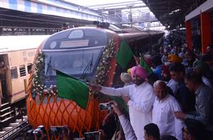 ਸ਼ਰਧਾਲੂਆਂ ਲਈ ਵੱਡੀ ਸੌਗਾਤ: ਸ਼੍ਰੀ ਮਾਤਾ ਵੈਸ਼ਨੋ ਦੇਵੀ ਕਟੜਾ-ਅੰਮ੍ਰਿਤਸਰ ਵੰਦੇ ਭਾਰਤ ਐਕਸਪ੍ਰੈਸ ਸੇਵਾ ਹੋਈ ਸ਼ੁਰੂ
