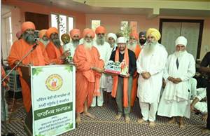 ਪਵਿੱਤਰ ਵੇਈਂ ਦੀ 26ਵੀਂ ਵਰ੍ਹੇਗੰਢ ਮੌਕੇ ਪੰਜਾਬ ਦੇ ਪਾਣੀਆਂ ਨੂੰ ਪ੍ਰਦੂਸ਼ਣ ਮੁਕਤ ਬਣਾਉਣ ਦਾ ਅਹਿਦ, ਕਾਰਸੇਵਾ ’ਚ ਲਗਾਤਾਰ ਸਹਿਯੋਗ ਦੇ ਰਹੇ ਸੇਵਾਦਾਰਾਂ ਦਾ ਸਨਮਾਨ