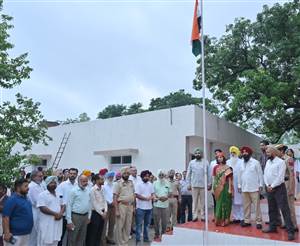 ਕੁਰਬਾਨੀਆਂ ਕਰਕੇ ਹੀ ਅਜ਼ਾਦੀ ਦਾ ਆਨੰਦ ਮਾਣ ਰਹੇ ਹਾਂ ਲੋਕ : ਐੱਸਡੀਐੱਮ