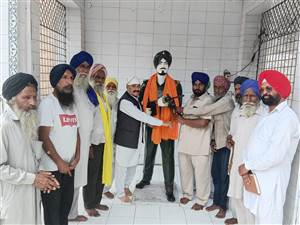 ਡਾ. ਹਰਬੰਸ ਲਾਲ ਵੱਲੋਂ ਕਾਰਗਿਲ ਜੰਗ ਦੇ ਸ਼ਹੀਦ ਨੂੰ ਸ਼ਰਧਾਂਜਲੀ ਭੇਂਟ