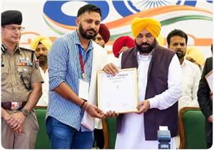 ਸਾਹਿਤਕ ਖ਼ਤਰੇ ’ਚ ਵੱਡੀ ਪ੍ਰਾਪਤੀ: ਲੇਖਕ ਬੇਅੰਤ ਸਿੰਘ ਬਾਜਵਾ ਸਟੇਟ ਐਵਾਰਡ ਨਾਲ ਸਨਮਾਨਿਤ, ਮੁੱਖ ਮੰਤਰੀ ਭਗਵੰਤ ਸਿੰਘ ਮਾਨ ਨੇ ਕੀਤਾ ਸਨਮਾਨਿਤ