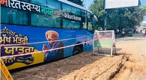 ਪ੍ਰਸ਼ਾਸਨ ਦੀ ਅਣਗਹਿਲੀ : ਬਰਨਾਲਾ ਦੇ ‘ਵਿਕਾਸ’ 'ਚ ਫਸਿਆ ਮੁੱਖ ਮੰਤਰੀ ਤੀਰਥ ਯਾਤਰਾ ਦਾ ਚੱਕਾ, ਕਚਹਿਰੀ ਚੌਕ ਨੇੜੇ ਟੋਏ 'ਚ ਧਸੀ ਬੱਸ