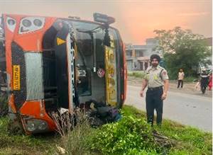 Batala News : ਸੰਤੁਲਨ ਵਿਗੜਣ ਕਾਰਨ ਟੂਰਿਸਟ ਬੱਸ ਪਲਟੀ, ਜਾਨੀ ਨੁਕਸਾਨ ਤੋਂ ਬਚਾਅ