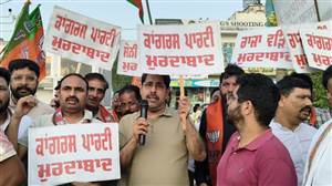 Muktsar News : ‘ਵੰਦੇ ਮਾਤਰਮ’ ਦੇ ਅਪਮਾਨ ਦੇ ਵਿਰੋਧ ’ਚ ਭਾਜਪਾ ਆਗੂਆਂ ਨੇ ਕੀਤਾ ਰਾਜਾ ਵੜਿੰਗ ਦੀ ਕੋਠੀ ਦਾ ਘਿਰਾਓ, ‘ਕਾਂਗਰਸ ਮੁਰਦਾਬਾਦ’ ਦੇ ਲਾਏ ਨਾਅਰੇ