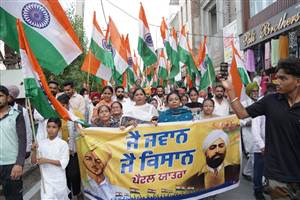 ਆਜ਼ਾਦੀ ਦਿਹਾੜੇ 'ਤੇ ਬਰਨਾਲਾ 'ਚ ਗੂੰਜਿਆ 'ਜੈ ਜਵਾਨ, ਜੈ ਕਿਸਾਨ' ਦਾ ਨਾਅਰਾ,  ਕੱਢੀ ਗਈ ਵਿਸ਼ਾਲ ਤਿਰੰਗਾ ਯਾਤਰਾ