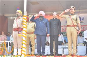 ਤਰਨਤਾਰਨ ’ਚ ਆਜ਼ਾਦੀ ਦਿਵਸ ਸਮਾਗਮ ਮੌਕੇ ਡਿਪਟੀ ਸਪੀਕਰ ਜੈ ਕ੍ਰਿਸ਼ਨ ਸਿੰਘ ਰੌੜੀ ਨੇ ਲਹਿਰਾਇਆ ਕੌਮੀ ਝੰਡਾ