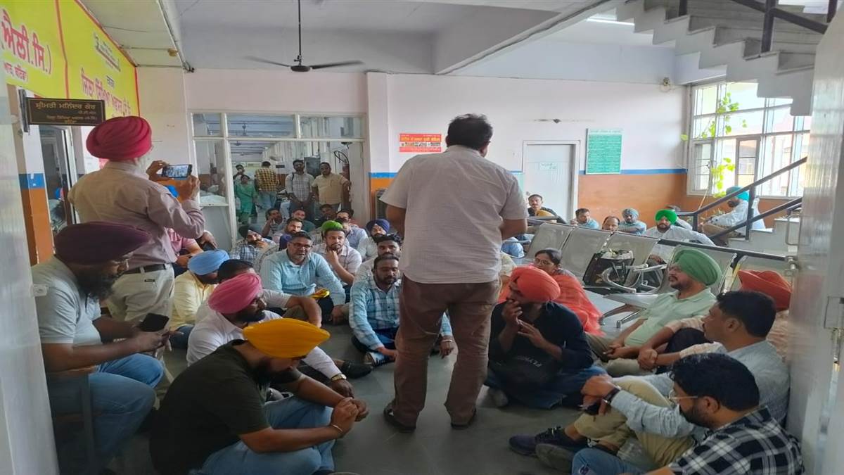 ਹੈਡ ਟੀਚਰ ਅਤੇ ਸੈਂਟਰ ਹੈਡ ਟੀਚਰ ਦੀਆਂ ਗਲਤ ਹੋਈਆਂ ਬਦਲੀਆਂ ਨੂੰ ਰੋਕਣ ਲਈ ਲਾਇਆ ਧਰਨਾ