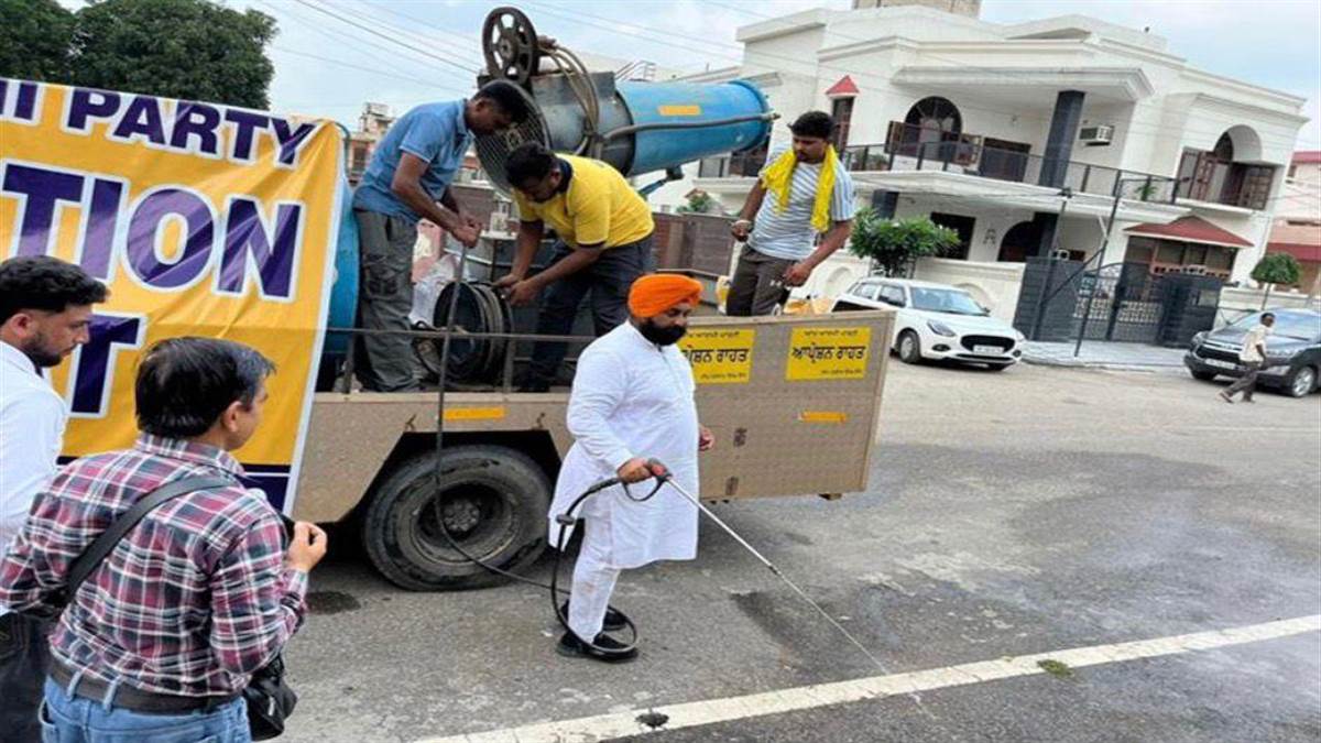 Punjab Floods : ਗਲੀ-ਗਲੀ ਤੱਕ ਪਹੁੰਚਿਆ ਸੈਨੀਟਾਈਜ਼ੇਸ਼ਨ ਅਭਿਆਨ, ਸਿੱਖਿਆ ਮੰਤਰੀ ਹਰਜੋਤ ਸਿੰਘ ਬੈਂਸ ਨੇ ਖੁਦ ਸੰਭਾਲੀ ਕਮਾਨ