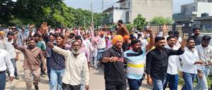 ‘ਆਪ’ ਵਿਧਾਇਕ ਦੇ ਦਫ਼ਤਰ ਅੱਗੇ ਸਫ਼ਾਈ ਕਾਮਿਆਂ ਵੱਲੋਂ ਰੋਸ ਪ੍ਰਦਰਸ਼ਨ