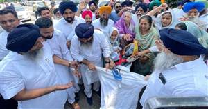 ਬਿਜਲੀ ਕੱਟਾਂ ਤੇ ਭਾਰੀ ਬਿੱਲਾਂ ਖ਼ਿਲਾਫ਼ ਡੀਸੀ ਦਫ਼ਤਰ ਦੇ ਬਾਹਰ ਗੱਜੇ ਅਕਾਲੀ