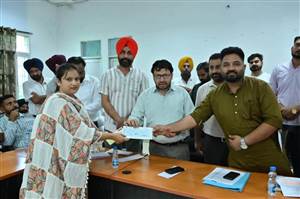 ਕੈਬਨਿਟ ਮੰਤਰੀ ਨੇ 9 ਕਰੋੜ ਦੀ ਗ੍ਰਾਂਟ ਦੇ ਚੈੱਕ ਵੰਡੇ
