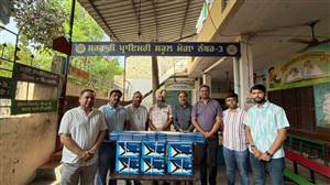 ਰੋਟਰੀ ਕਲੱਬ ਮੋਗਾ ਰਾਇਲ ਨੇ ਸਕੂਲ ਲਈ ਪੱਖੇ ਭੇਟ ਕੀਤੇ