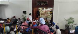 ਕੰਟਰੈਕਟ ਅਧਿਆਪਕਾਂ ਵੱਲੋਂ ਵੀਸੀ ਦਫ਼ਤਰ ਨੂੰ ਜੜਿਆ ਪੱਕਾ ਤਾਲਾ
