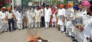 Barnala News : ‘ਕਿੱਥੇ ਗਈ 24 ਘੰਟੇ ਬਿਜਲੀ...’, ਬਿਜਲੀ ਦੇ ਕੱਟਾਂ ਤੋਂ ਤੰਗ ਆ ਕੇ ਅਕਾਲੀ ਦਲ ਨੇ ਸਰਕਾਰ ਵਿਰੁੱਧ ਕੀਤਾ ਰੋਸ ਪ੍ਰਦਰਸ਼ਨ