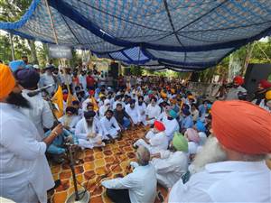 ਪੰਜਾਬ ਦੀ ਸਿਆਸਤ 'ਚ ਭੂਚਾਲ : ਮਜੀਠੀਆ ਦੇ ਗੜ੍ਹ 'ਚ ਅਕਾਲੀ ਦਲ ਦਾ ਪ੍ਰਦਰਸ਼ਨ, ਕੇਜਰੀਵਾਲ ਤੇ ਮਾਨ ਦੇ ਫੂਕੇ ਜਾਣਗੇ ਪੁਤਲੇ