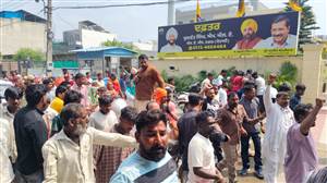 ਮੁਹਾਲੀ 'ਚ ਗਰਮਾਇਆ ਮੁੱਦਾ, ਕਈ ਦਿਨਾਂ ਤੋਂ ਹੜਤਾਲ 'ਤੇ ਚੱਲ ਰਹੇ ਸਫ਼ਾਈ ਮੁਲਾਜ਼ਮਾਂ ਨੇ ਘੇਰਿਆ 'ਆਪ' ਵਿਧਾਇਕ ਦਾ ਦਫ਼ਤਰ