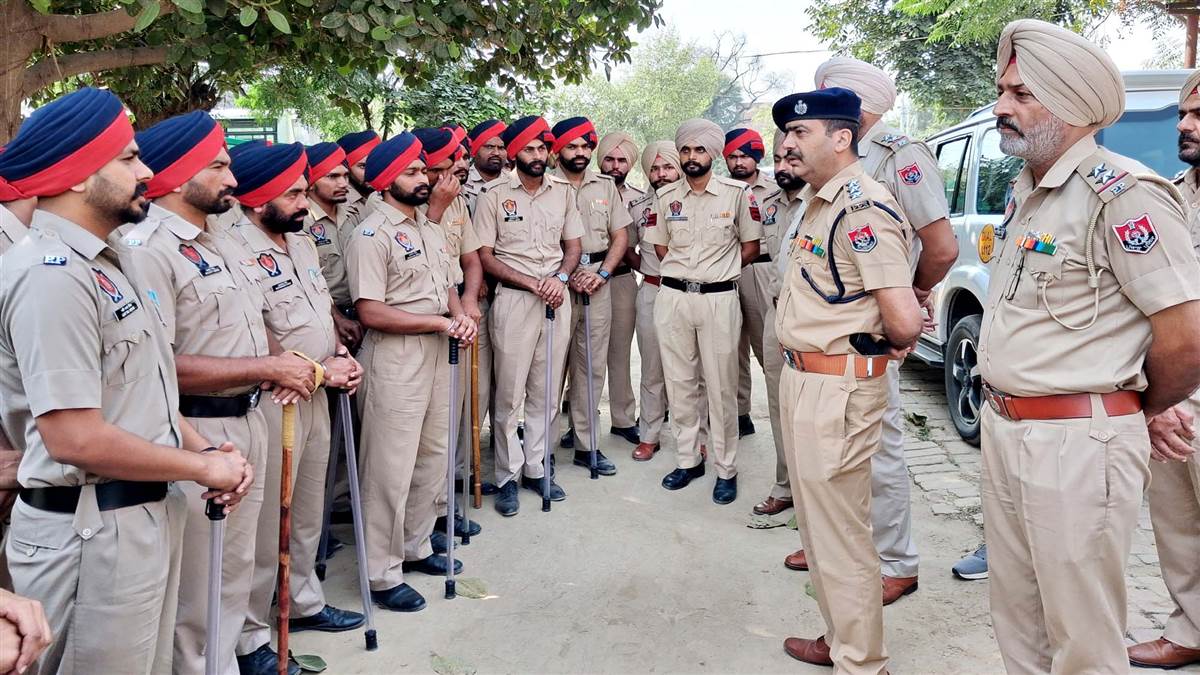 ਤਿਉਹਾਰਾਂ ਦੇ ਮੱਦੇਨਜ਼ਰ ਪੁਲਿਸ ਨੇ ਸ਼ਹਿਰ ’ਚ ਕੱਢਿਆ ਫਲੈਗ ਮਾਰਚ