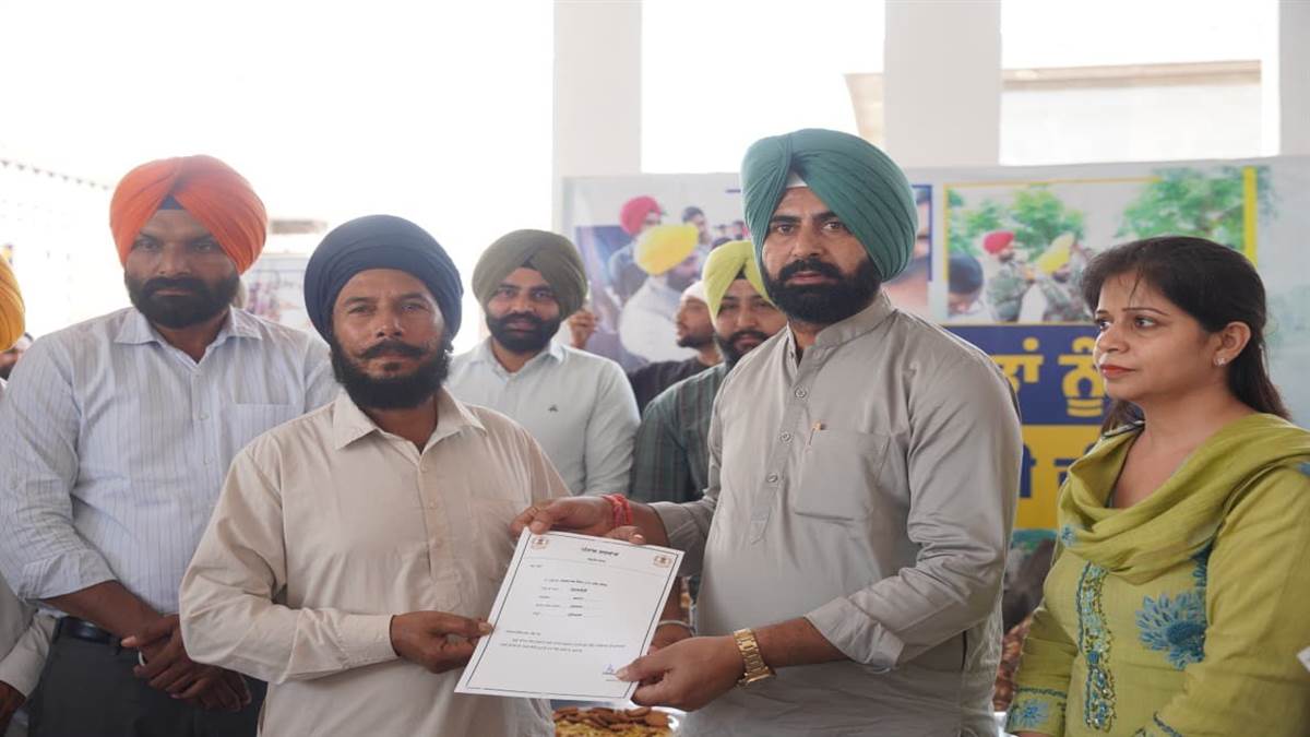 ਵਿਧਾਇਕ ਨੇ 98 ਲਾਭਪਾਤਰੀਆਂ ਨੂੰ ਮੁਆਵਜ਼ਾ ਰਾਸ਼ੀ ਦੇ ਪੱਤਰ ਸੌਂਪੇ