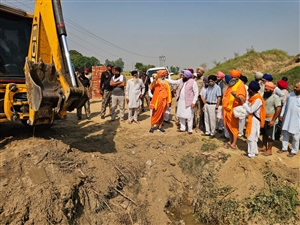 ਸੰਤ ਸੀਚੇਵਾਲ ਨੇ ਸੀਵਰੇਜ ਪਾਉਣ ਦੇ ਕੰਮ ਦੀ ਕਰਵਾਈ ਸ਼ੁਰੂਆਤ, ਬਰਸਰਾਮਪੁਰ ’ਚ ਪਰਵਾਸੀ ਪੰਜਾਬੀਆਂ ਦੇ ਸਹਿਯੋਗ ਨਾਲ ਖਰਚੇ ਜਾਣਗੇ 1 ਕਰੋੜ ਰੁਪਏ