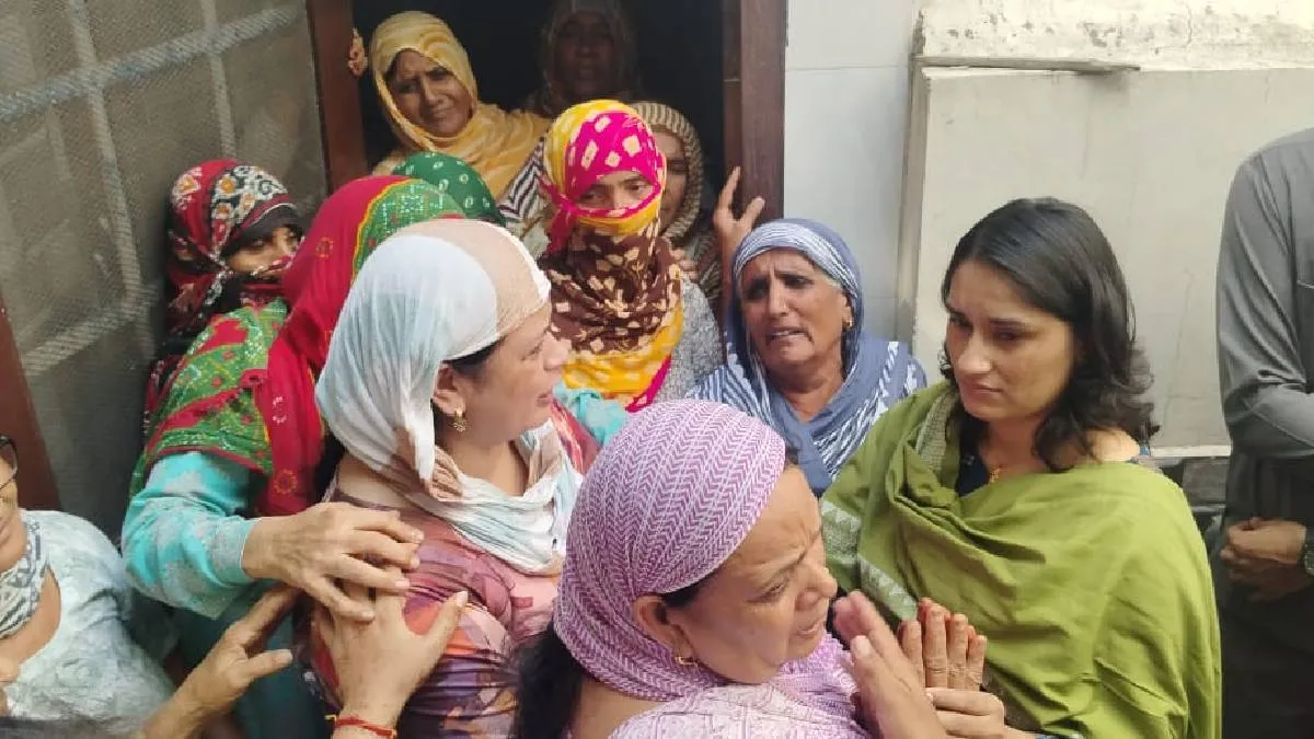 'ਸਾਡਾ ਭਰਾ ਕਮਜ਼ੋਰ ਨਹੀਂ...' ਵਿਨੇਸ਼ ਫੋਗਾਟ ਨੂੰ ਦੇਖ ਕੇ ਫੁੱਟ-ਫੁੱਟ ਕੇ ਰੋਣ ਲੱਗੀਆਂ ASI ਸੰਦੀਪ ਲਾਠਰ ਦੀਆਂ ਭੈਣਾਂ, MLA ਨੂੰ ਕੀਤੀ ਇਹ ਅਪੀਲ