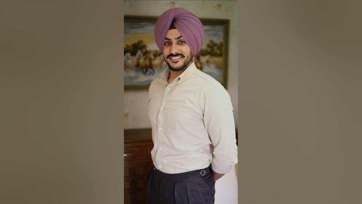 ਬੱਦਲਾਂ ਦੀ ਛਾਂ ਵਰਗਾ ਤੇਰਾ ਸੁਭਾਅ ਤੇ ਮਖਾਣੇ ਜਿਹੀ ਆਵਾਜ਼। ਸਟੇਜ ਉੱਤੇ ਪੇਸ਼ਕਾਰੀ ਕਰਦਿਆਂ ਇਕ ਫਨਕਾਰ ਦਾ ਆਪਣੇ ਸਾਹਮਣੇ ਬੈਠੇ ਖਲੋਤੇ ਆਪਣੇ ਸਰੋਤਿਆਂ ਨਾਲ ਇਕਮਿਕ ਹੋਣਾ ਕਿੰਨਾ ਅਹਿਮ ਹੁੰਦਾ ਏ, ਇਹ ਕੋਈ ਸਿੱਖੇ, ਤਾਂ ਤੈਥੋਂ ਸਿੱਖੇ।