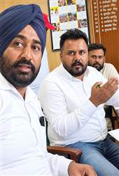 ਪਿੰਡ ਬਦਰਾ ਵਿਖੇ ਘਰਾਂ ’ਚ ਵੜ ਰਿਹਾ ਗੰਦਾ ਪਾਣੀ: ਹੱਲ ਨਾ ਹੋਣ ’ਤੇ ਜ਼ਿਲ੍ਹਾ ਵਿਕਾਸ ਤੇ ਪੰਚਾਇਤ ਦਫ਼ਤਰ ’ਚ ਹੰਗਾਮਾ