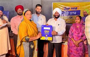 ‘ਮੇਰਾ ਘਰ-ਮੇਰੇ ਨਾਮ’: ਪਿੰਡ ਮਿੱਢੇ ਮਾਜਰਾ ’ਚ 76 ਪਰਿਵਾਰਾਂ ਨੂੰ ਵੰਡੇ ਜਾਇਦਾਦ ਮਾਲਕੀ ਦੇ ਕਾਰਡ