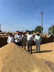 ਝੋਨੇ ਦੀ ਚੁਕਾਈ ਨਾ ਹੋਣ ਕਾਰਨ ਕਿਸਾਨ ਤੇ ਆੜ੍ਹਤੀ ਪਰੇਸ਼ਾਨ