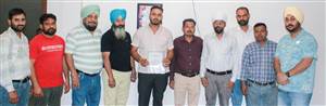 ਗਲੀਆਂ ਪੱਕੀਆਂ ਕਰਵਾਉਣ ਲਈ ਵਿਧਾਇਕ ਛੀਨਾ ਨੂੰ ਦਿੱਤਾ ਮੰਗ ਪੱਤਰ