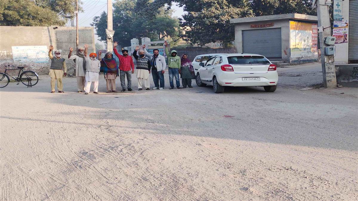 ਲੋਕਾਂ ਵੱਲੋਂ ਲੋਕ ਨਿਰਮਾਣ ਵਿਭਾਗ ਵਿਰੁੱਧ ਨਾਅਰੇਬਾਜ਼ੀ