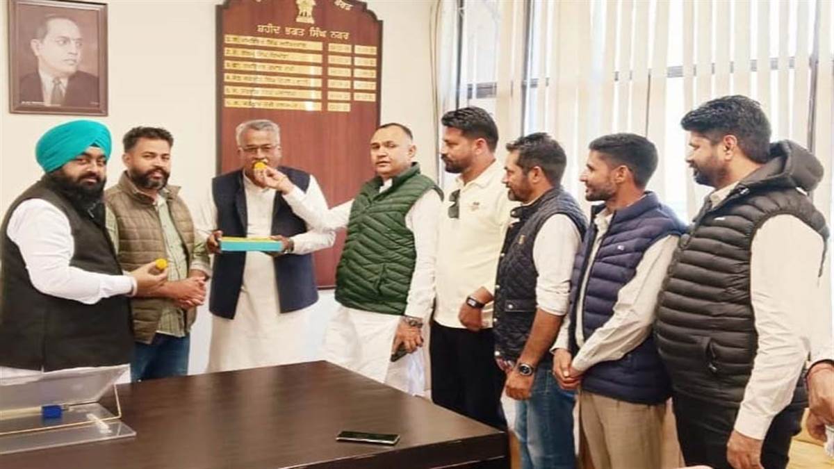 ਤਰਨਤਾਰਨ ਦੀ ਜ਼ਿਮਨੀ ਚੋਣ ਦੀ ਜਿੱਤ ’ਤੇ ਲੱਡੂ ਵੰਡੇ