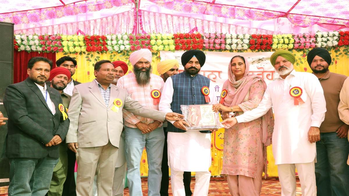 ਸਰਕਾਰੀ ਸਕੂਲ ’ਚ ਇਨਾਮ ਵੰਡ ਸਮਾਗਮ ਕਰਵਾਇਆ