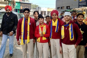 ਵਿਦਿਆਰਥੀਆਂ ਦੇ ਗਲਾਂ ’ਚ ‘ਮਫਲਰ’ ਪਾ ਕੇ ਨਸ਼ਿਆਂ ਖ਼ਿਲਾਫ਼ ਲੜਨ ਲੱਗੀ ‘ਆਪ’