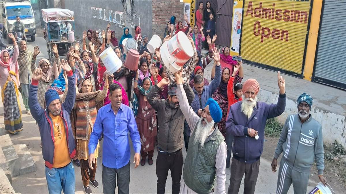 ਪੀਣਯੋਗ ਪਾਣੀ ਨਾ ਮਿਲਣ ’ਤੇ ਸੂਬਾ ਸਰਕਾਰ ਖ਼ਿਲਾਫ਼ ਰੋਸ ਮੁਜ਼ਾਹਰਾ