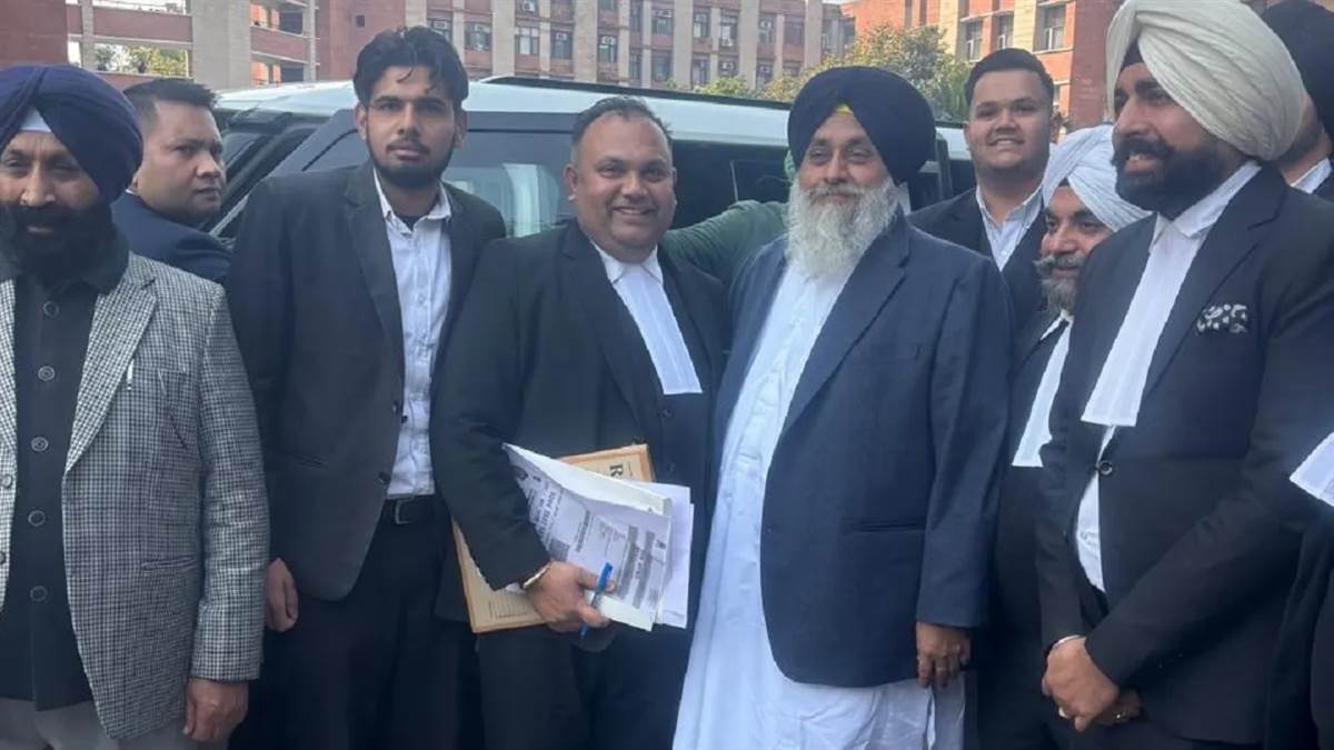 ਪੰਜਾਬ ਦੇ ਸਾਬਕਾ ਉਪ ਮੁੱਖ ਮੰਤਰੀ ਸੁਖਬੀਰ ਬਾਦਲ ਨੇ Court 'ਚ ਕੀਤਾ ਆਤਮ ਸਮਰਪਣ, ਮਾਣਹਾਨੀ ਮਾਮਲੇ 'ਚ ਮਿਲੀ ਜ਼ਮਾਨਤ
