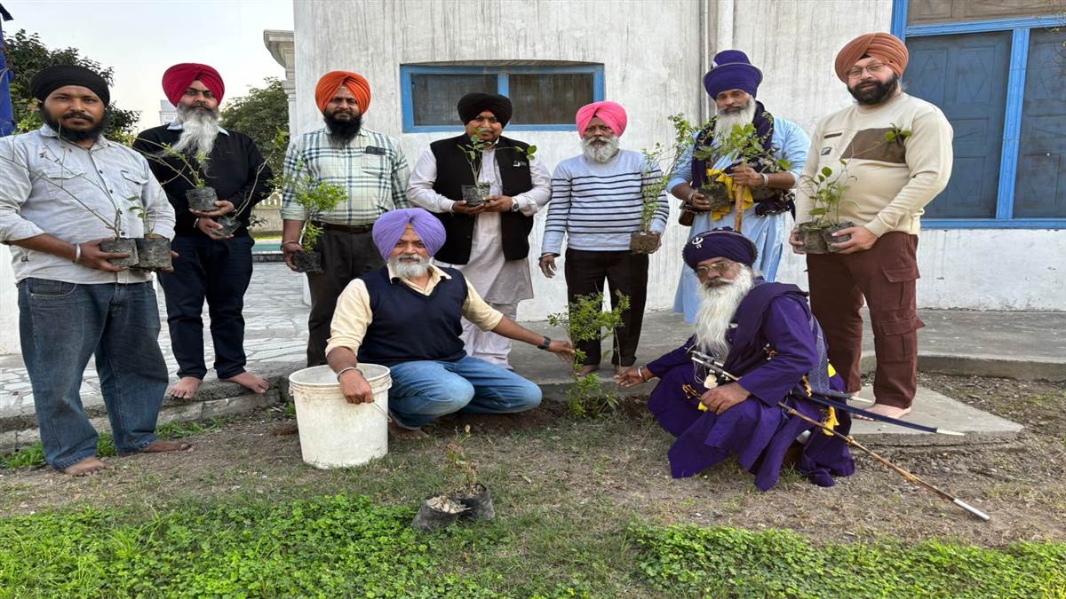 ਫੈਡਰੇਸ਼ਨ ਪ੍ਰਿੰਸ ਨੇ ਅਕਾਲੀ ਬਾਬਾ ਫੂਲਾ ਸਿੰਘ ਜੀ ਬੂਰਜ ਵਿਖੇ ਬੂਟੇ ਲਗਾਏ