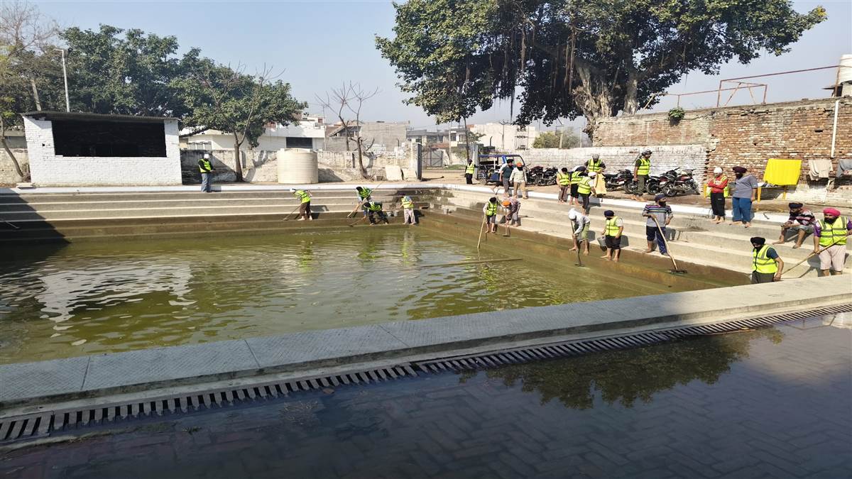 ‘ਸਤਿਨਾਮ-ਵਾਹਿਗੁਰੂ’ ਦੇ ਜਾਪ ਨਾਲ ਪਵਿੱਤਰ ਸਰੋਵਰ ਦੀ ਕਾਰ ਸੇਵਾ ਮੁਕੰਮਲ