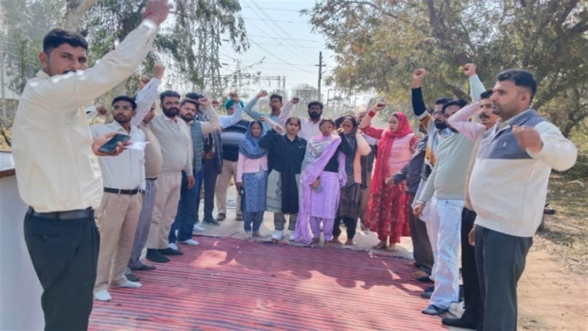 ਬਿਜਲੀ ਮੁਲਾਜ਼ਮਾਂ ਵੱਲੋਂ ਸਬ-ਡਵੀਜ਼ਨ ਦੇ ਗੇਟ ’ਤੇ ਰੋਸ ਪ੍ਰਦਰਸ਼ਨ