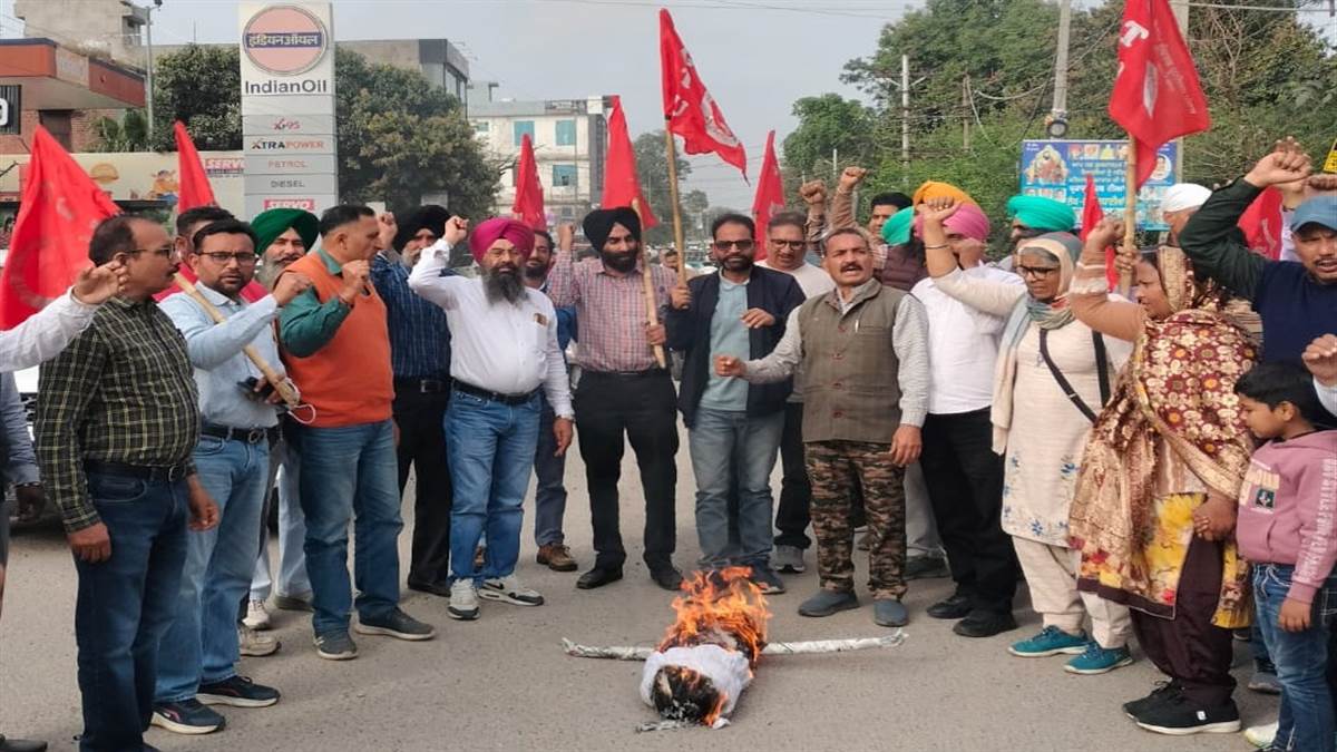 ਪੁਲਿਸ ਅੱਤਿਆਚਾਰ ਦੇ ਵਿਰੋਧ ’ਚ ਸਾੜਿਆ ਪੰਜਾਬ ਸਰਕਾਰ ਦਾ ਪੁਤਲਾ