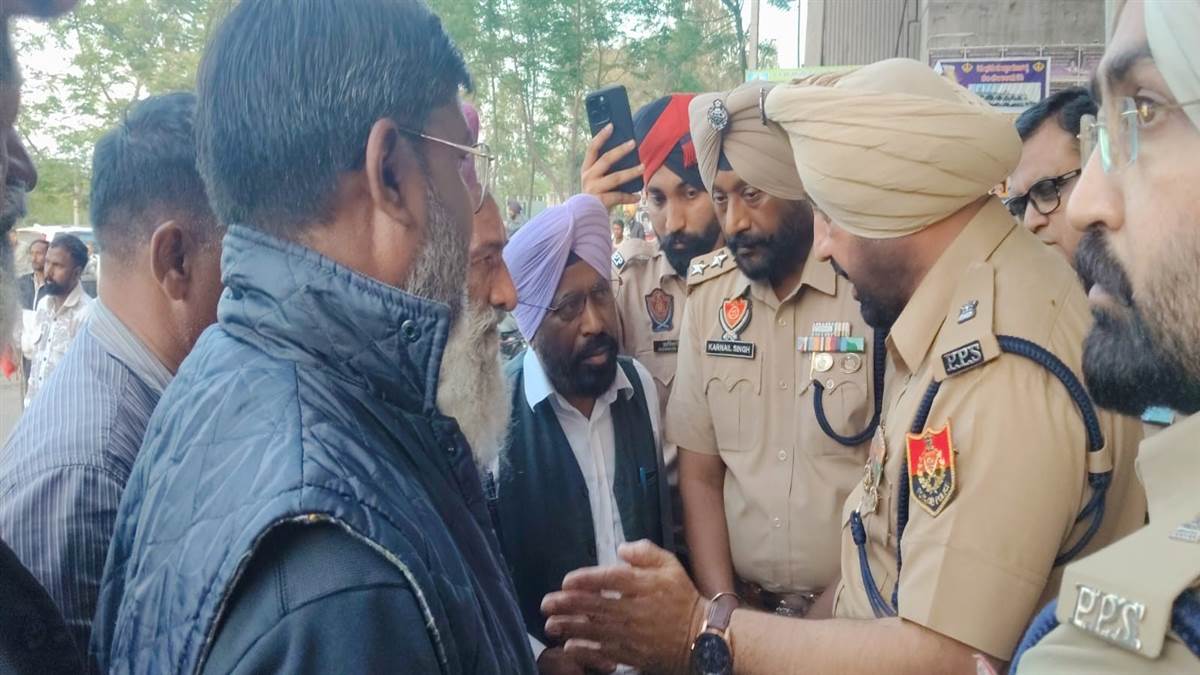 ਪੇਂਡੂ ਮਜ਼ਦੂਰ ਯੂਨੀਅਨ ਵੱਲੋਂ ਕਾਤਲਾਂ ਨੂੰ ਗ੍ਰਿਫ਼ਤਾਰ ਕਰਨ ਦੀ ਮੰਗ ਨੂੰ ਲੈ ਕੇ ਰੋਡ ਜਾਮ