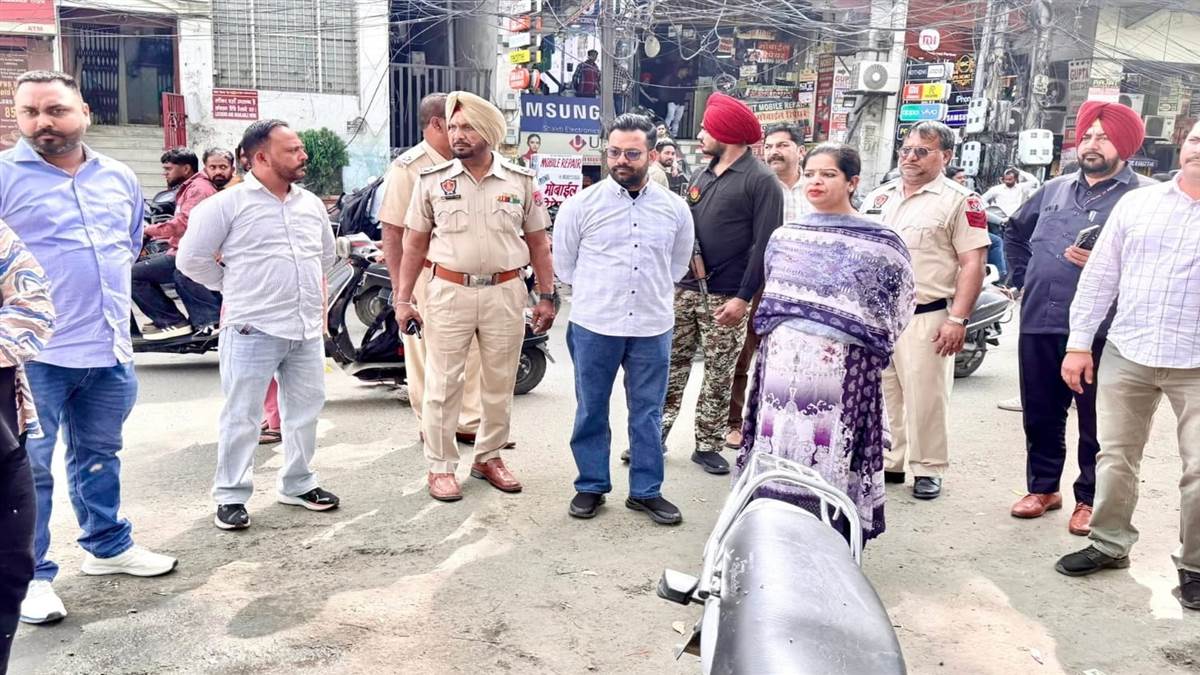 ਮੇਅਰ ਨੇ ਨਗਰ ਨਿਗਮ ਜ਼ੋਨ ਏ ਦਫ਼ਤਰ ਦੇ ਬਾਹਰ ਕੀਤੀ ਅਚਨਚੇਤ ਚੈਕਿੰਗ