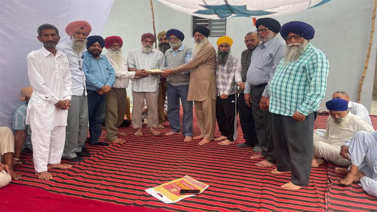 ਸਵ. ਖਿਡਾਰੀ ਰਵਿੰਦਰ ਸਿੰਘ ਦੇ ਪਿਤਾ ਨੂੰ ਲੰਗੜੋਆ ਦੇ ਸਰਪੰਚ ਵੱਲੋਂ ਰਾਸ਼ੀ ਭੇਟ