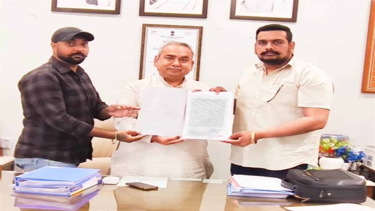 ਨਵਾਂ ਟਿਊਬਵੈੱਲ ਲਾਉਣ ਲਈ ਕੌਂਸਲ ਪ੍ਰਧਾਨ ਨੂੰ ਸੌਂਪਿਆ ਮੰਗ ਪੱਤਰ