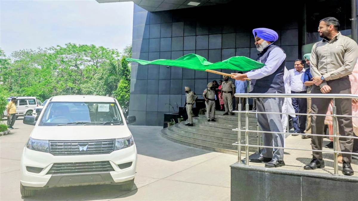 ਵਿੱਤ ਮੰਤਰੀ ਨੇ 25 ਨਵੇਂ ਵਾਹਨਾਂ ਨੂੰ ਹਰੀ ਝੰਡੀ ਦਿਖਾ ਕੇ ਕੀਤਾ ਰਵਾਨਾ