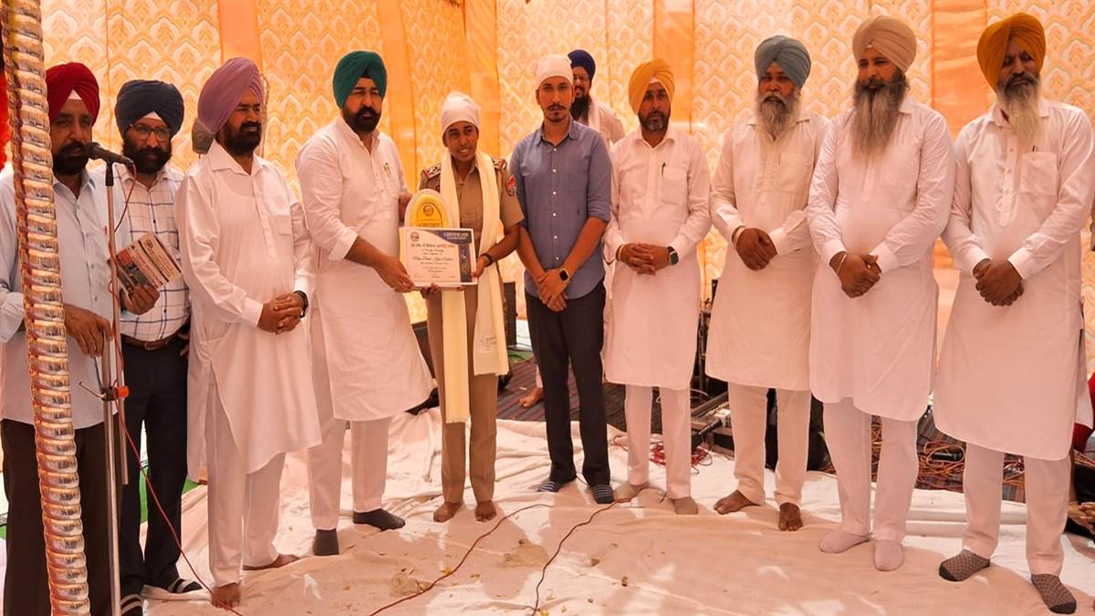 ਹੋਣਹਾਰ ਵਿਦਿਆਰਥੀਆਂ ਦਾ ਕੀਤਾ ਸਨਮਾਨ