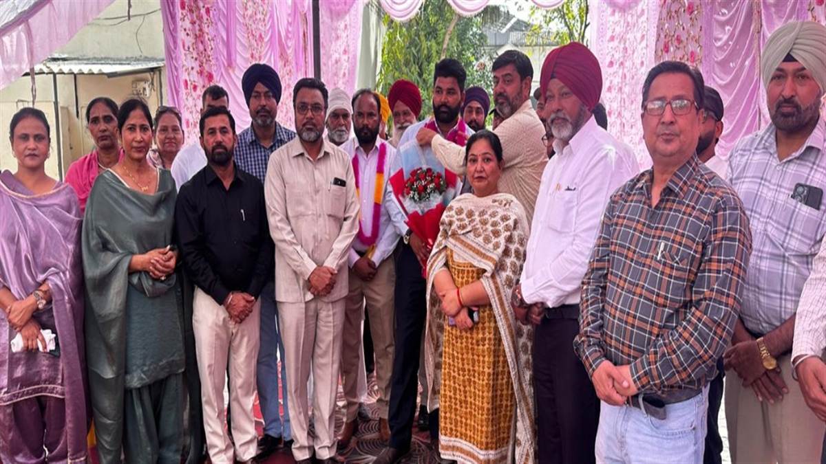 ਅਤਿ-ਆਧੁਨਿਕ ਕਲਾਸਰੂਮ ਦੀ ਉਸਾਰੀ ਦਾ ਜਗਤਾਰ ਸਿੰਘ ਧਾਲੀਵਾਲ ਵੱਲੋਂ ਉਦਘਾਟਨ